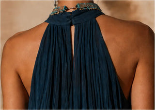 Vestido largo con cuello halter y corte en V degradado
