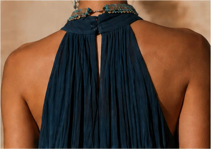 Vestido largo con cuello halter y corte en V degradado